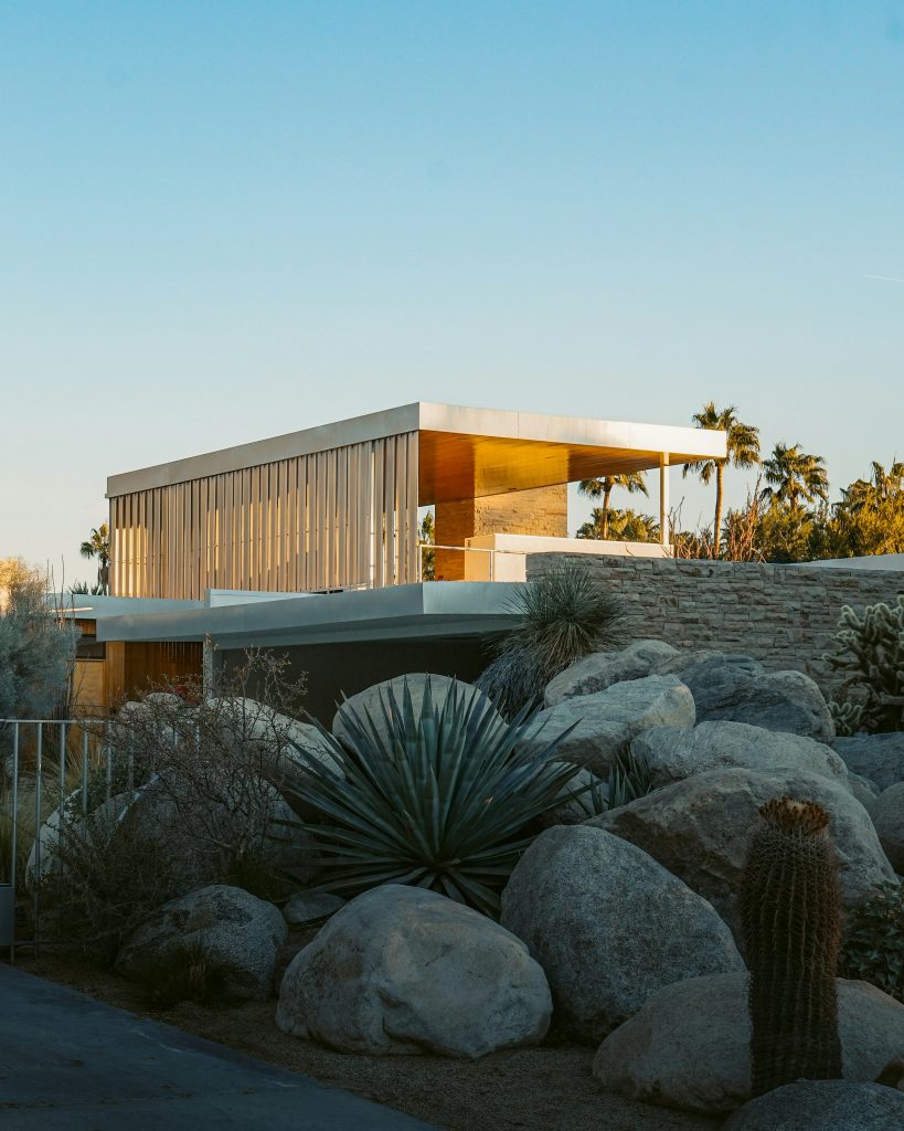 Why Mid-Century Modern Architecture Still Feels Iconic mitch yimxyjqobbu unsplash